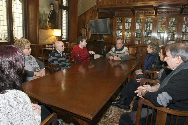 El diputado general de Gipuzkoa reunido con los familiares de los...