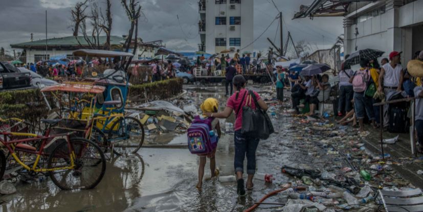 Supervivientes esperan a ser evacuados en el aeropuerto de Tacloban,...