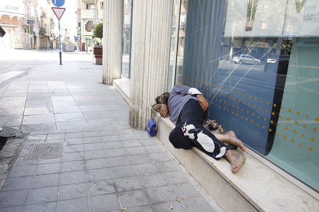 Un indigente duerme en las calles de Alicante.