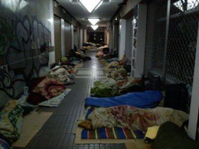 Inmigrantes durmiendo en unos soportales de la ciudad de beda.