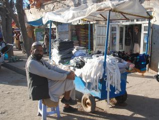 Un vendedor de ropa en el bazar de Qala-e-now.