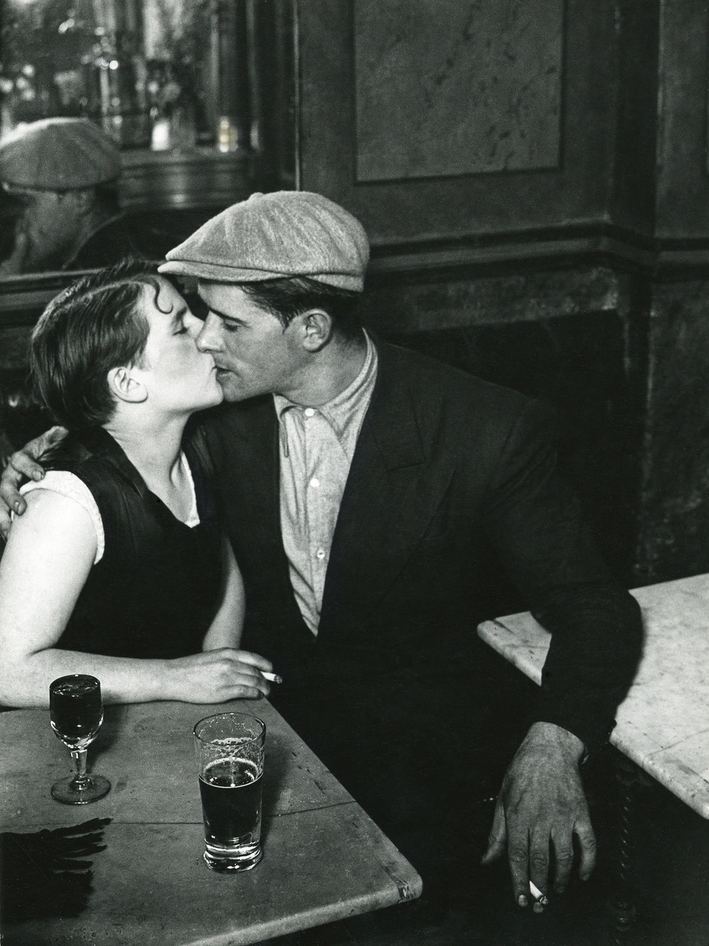 Una pareja se besa en el interior de un bar a principios de los aos...