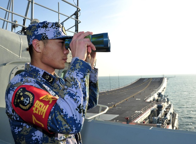 Un soldado chino vigila las aguas del Mar de China., donde ha...