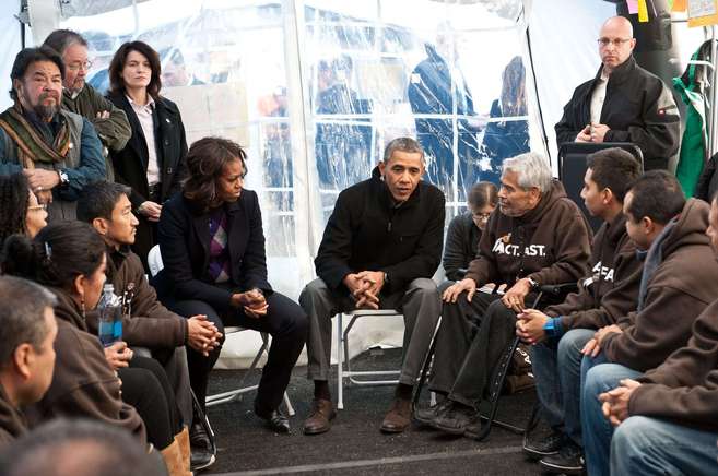 Barack Obama, acompaado de la Primera Dama, charla junto a los...