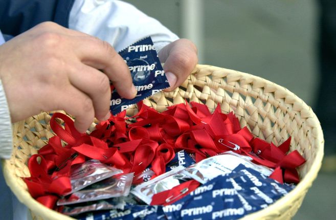 Preservativos y lazos rojos que se repartieron en el Día Mundial...