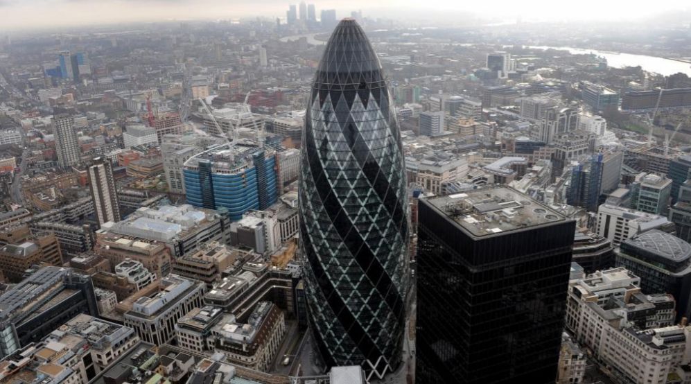 Vista aérea de la City de Londres, con el edifico Swiss Re Building...