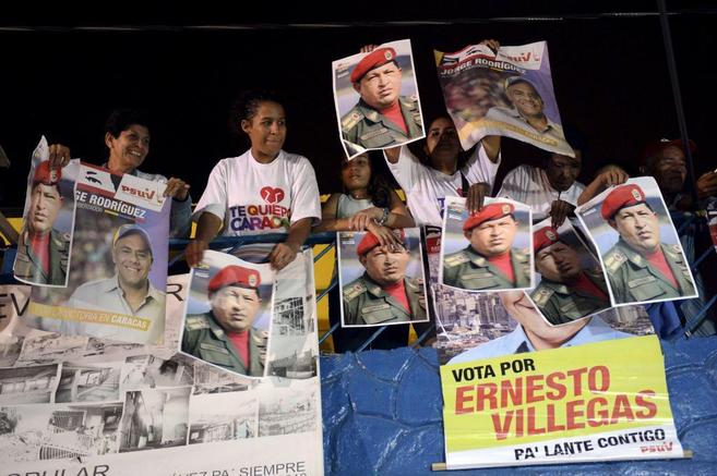 Simpatizantes del fallecido Hugo Chávez y de los candidatos de su...