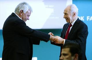 Simn Peres y Felipe Gonzlez