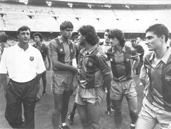 Cruyff, junto a Salinas, López Rekarte, Bakero y Valverde en julio de...
