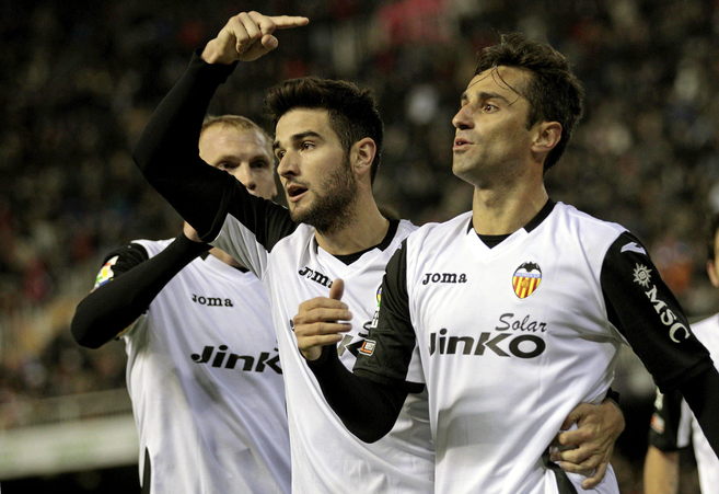 Jonas celebra uno de sus goles ante Osasuna en Mestalla.