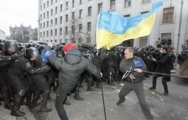 Enfrentamientos entre manifestantes y policías, en Kiev.