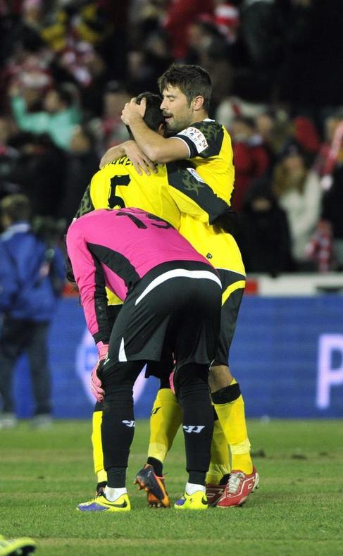 Figueiras y Coke se felicitan ante Roberto tras el pitido final.