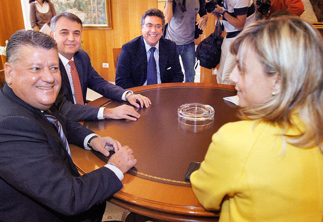 Valentn Botella, y el ex portavoz del PSOE, Roque Moreno, junto a...