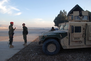 Soldados afganos vigilan la pista de aterrizaje en Qala-e-now la...