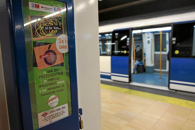 Mquina expendedora de preservativos en el metro de Madrid.