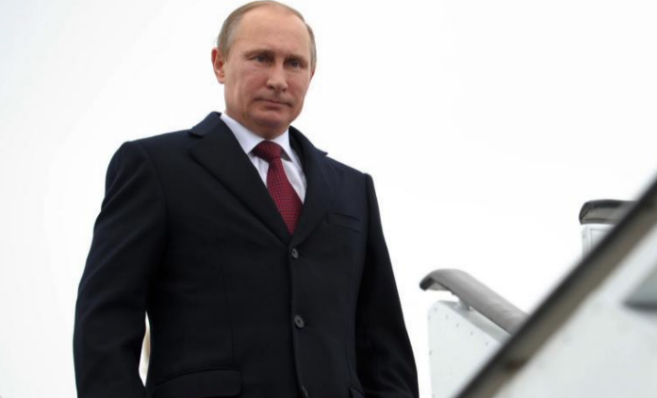 El presidente ruso, Vladimir Putin, desciende de su avión en su...