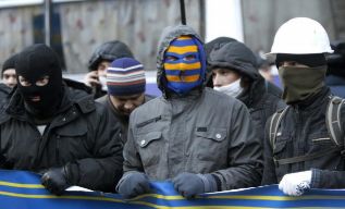 Detractores de Yanukovich bloquean en Kiev.