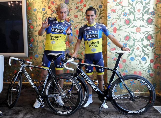 Tinkoff posa junto a Contador en un acto de apertura de una oficina de...