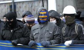 Detractores de Yanukovich bloquean en Kiev.