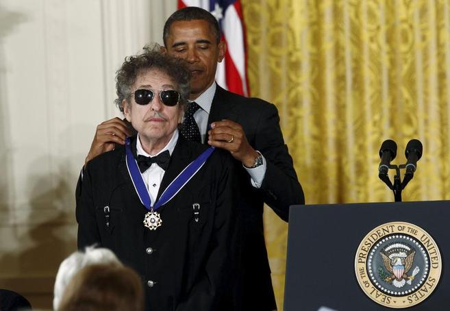 El presidente Obama condecora a Bob Dylan con la medalla de la...