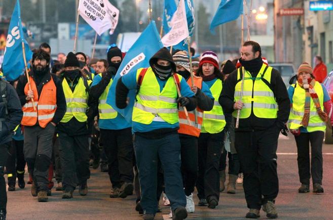 Los trabajadores de Edesa al inicio de la marcha a pie a Mondragn...
