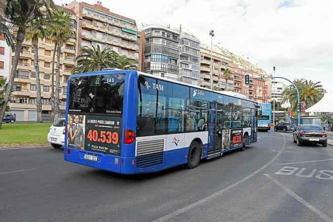 Uno de los autobuses comarcales que realizan el servicio TAM.