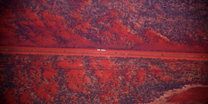 Un camin atraviesa un yacimiento de hierro en la regin de Pilbara,...