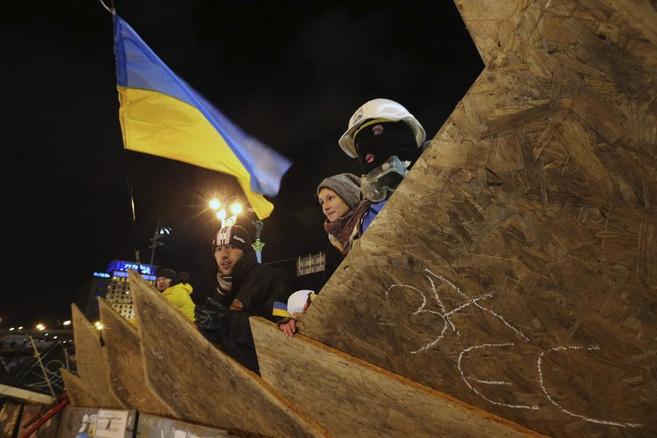 Decenas de personas se manifiestan en Kiev contra el presidente...