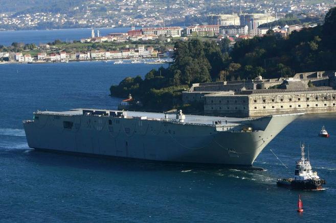 Un buque sale del astillero pblico de Ferrol para ser transportado...