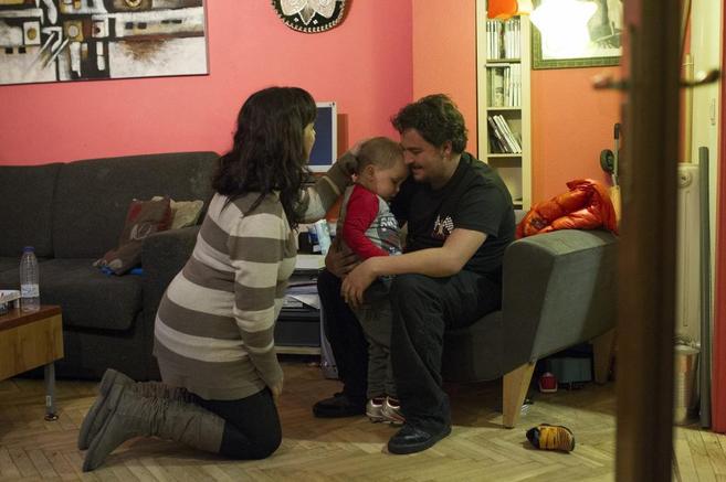 Hugo, con leucemia, junto a su madre y su padre en su casa de...