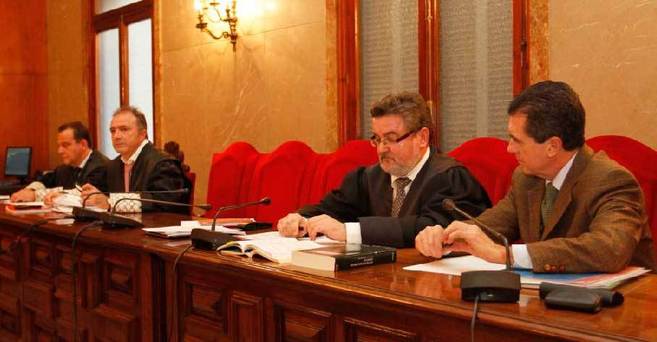 Los Fiscales Anticorrupcin, Jaume Matas y su abogado hoy durante el...