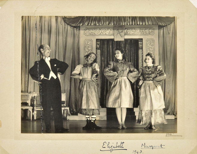 La reina Isabel II (2d), en plena representacin de una pantomima