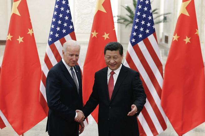 El vicepresidente de EEUU, Biden (izda.), con su homlogo chino, Li,...