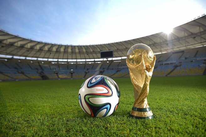 Brazuca, el nuevo baln del Mundial, 'posa' con la Copa del...