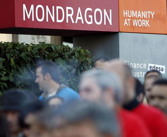 Los trabajadores de Edesa, frente a la sede del grupo Mondragn.