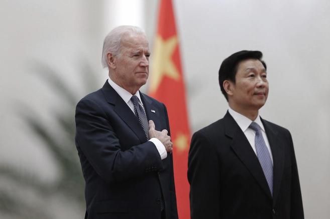 El vicepresidente de EEUU, Joe Biden, y su homlogo chino, Li...