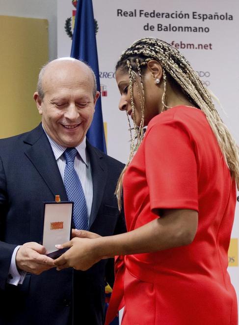 El ministro Wert entrega su medalla a Marta Mangu.