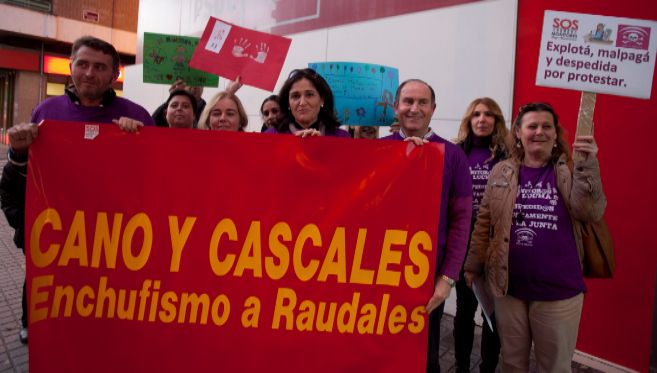 Monitores movilizados ante la sede del PSOE de Crdoba, este...