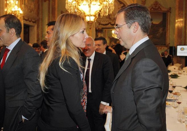 Esther Alcocer Koplowitz charla con el director de Bankia, José...