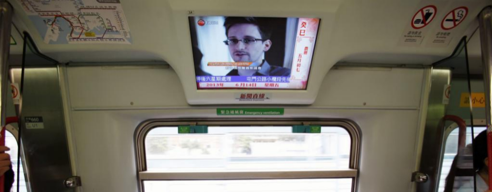 Edward Snowden en una pantalla en el metro de Hong Kong.