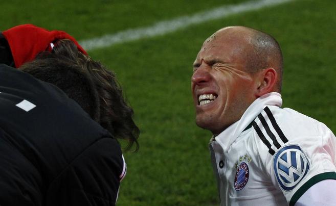 Arjen Robben se duele del golpe recibido por Hitz.