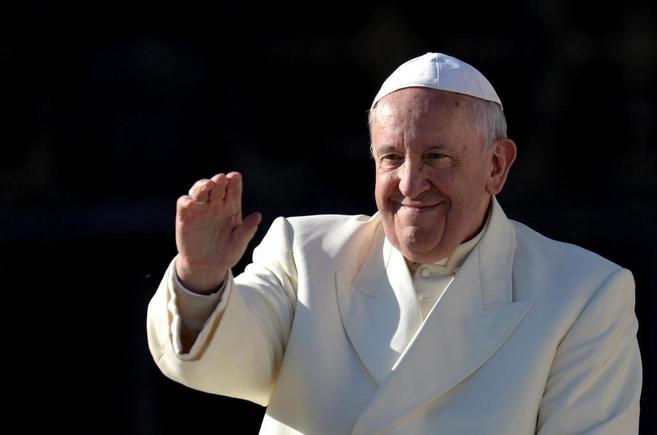El Papa se dirige a sus feligreses tras una audiencia en la Plaza San...