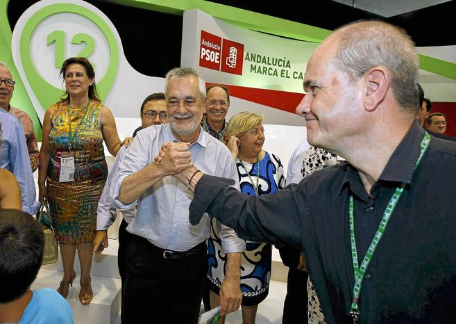Manuel Chaves y Jos Antonio Grin se saludan en un acto del PSOE...