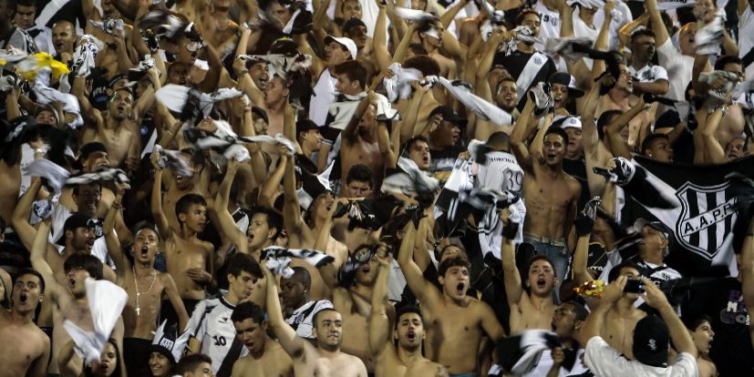 Aficionados animan a su equipo durante la Copa Sudamericana 2013, en...