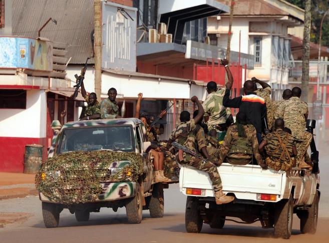 Soldados patrullan las calles de la golpeada Bangui.