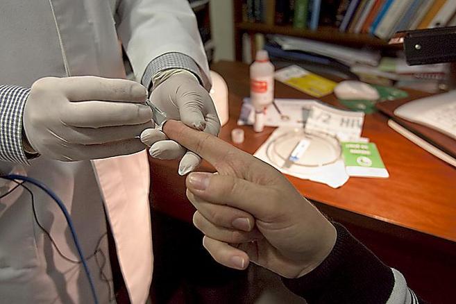Una persona se realiza la prueba del VIH en una farmacia de Bilbao.