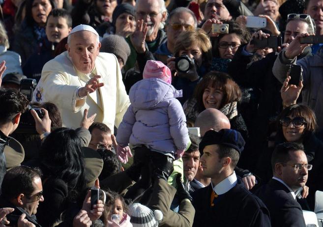 El papa Francisco saluda a los feligreses en la Plaza de San Pedro del...