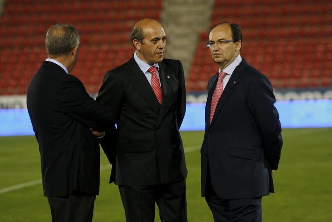 El presidente del Sevilla, Jos Mar del Nido, en el medio, junto al...