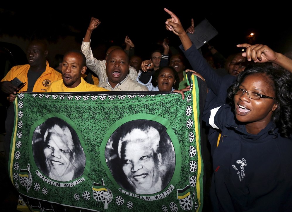 Un grupo de sudafricanos con banderas de Mandela.
