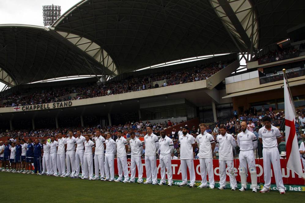 El equipo ingles de cricket guarda un minuto de silencio por Mandela...